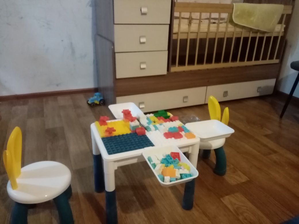 Детский столик + 2 стульчик, + 370 штук конструктора.