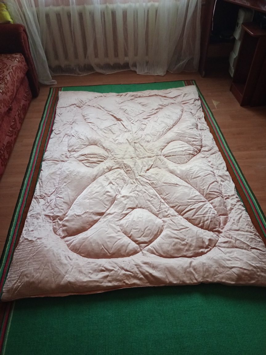 Продаю тёплые одеяла верблюжьи,перовые, фабричные,российские тёплые од