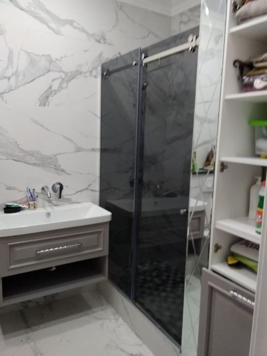 Стеклянные душевые кабины