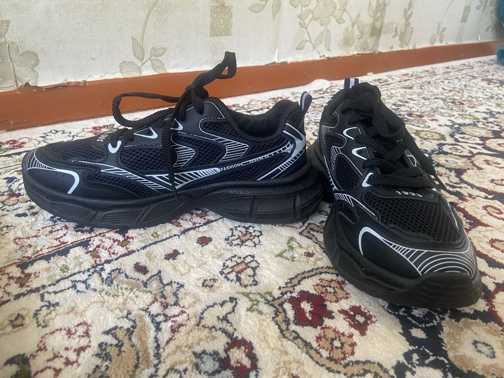 Продам новые кроссовки размер 40 , продаю так как размер не подошел