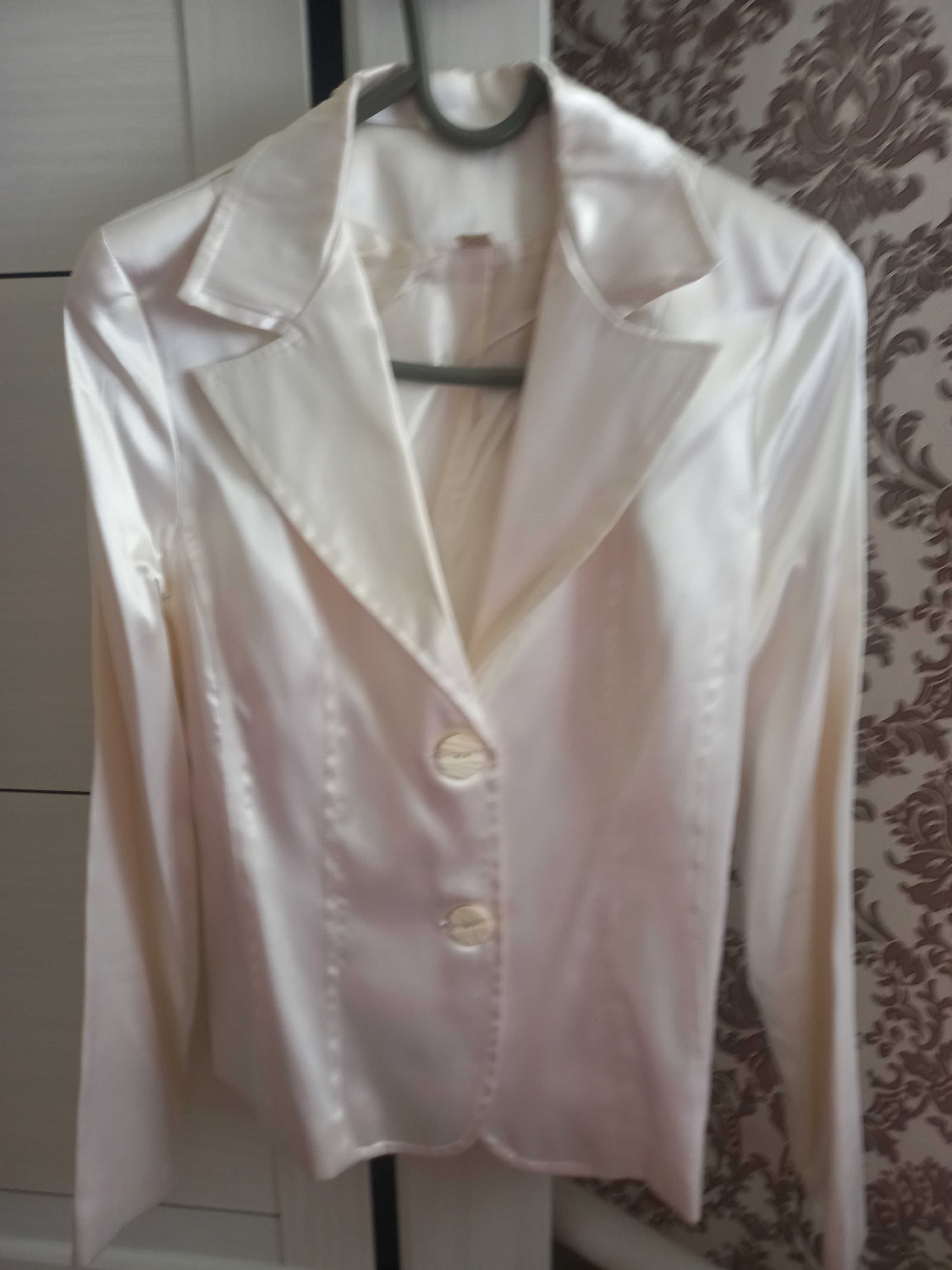 Продам женские пиджаки