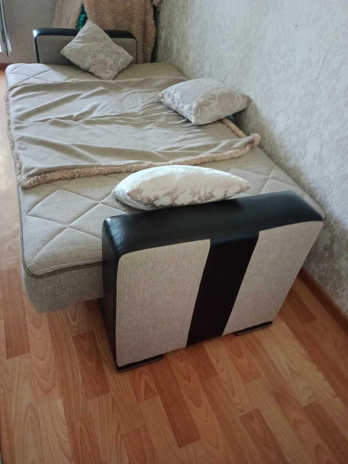 Продам Диван с пуфигом
