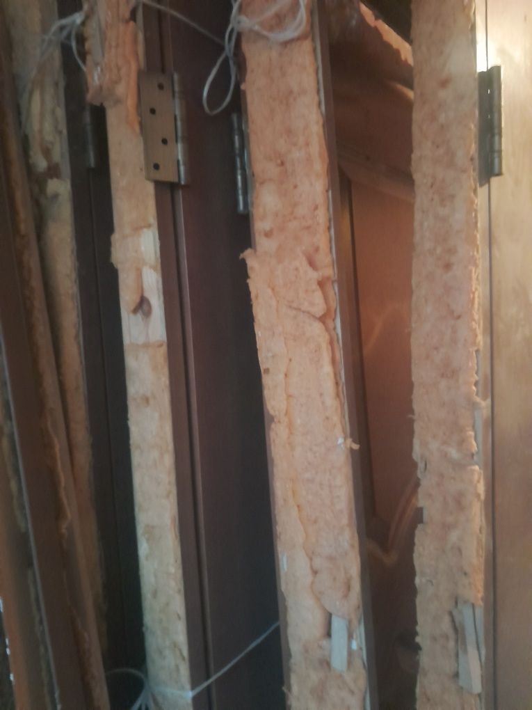 Бе,платно все отдам 4шт двери одна стеклянная разбита остальные глухие