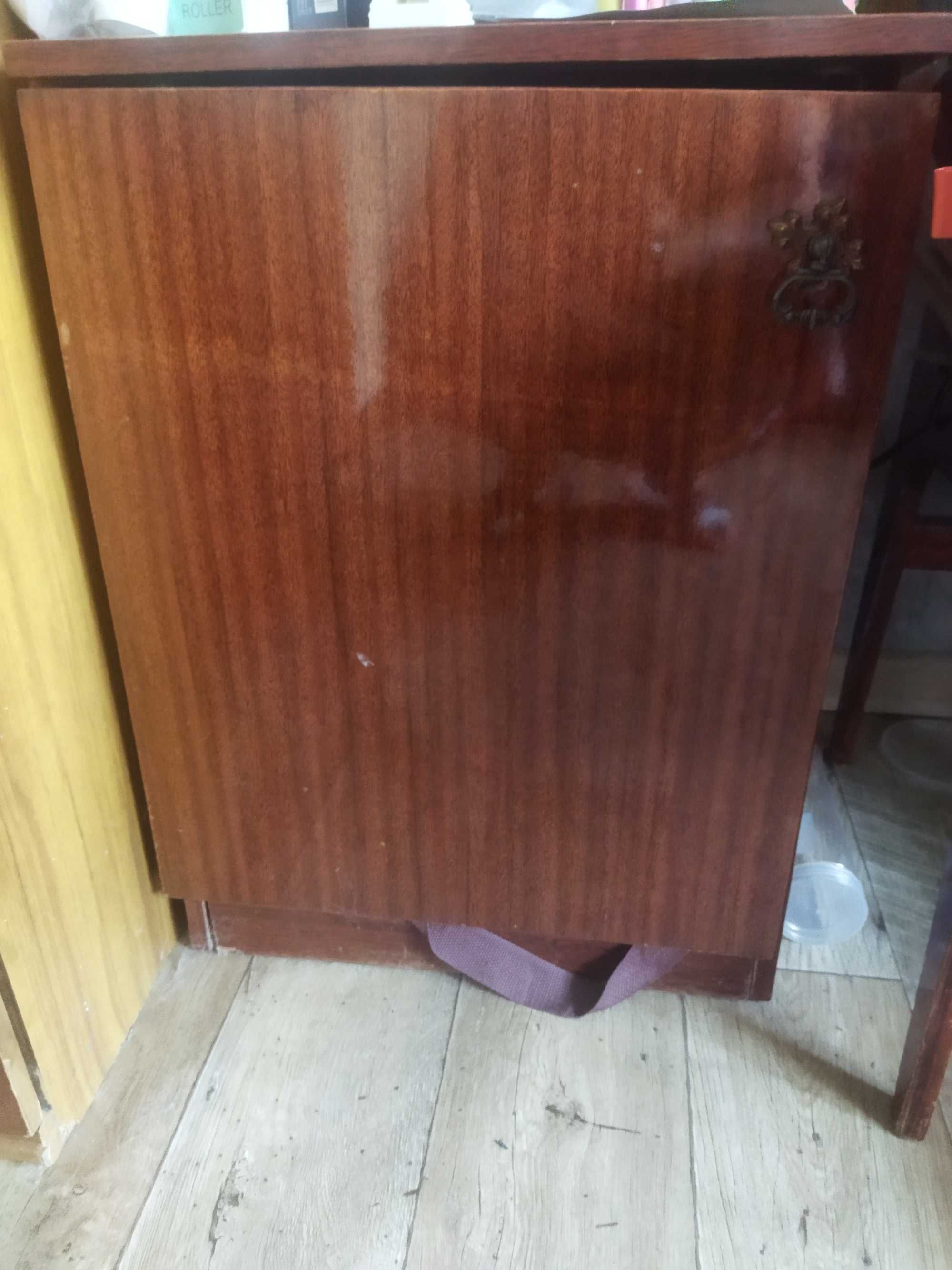 Продам письменный стол и 2 прикроватные тумбочки