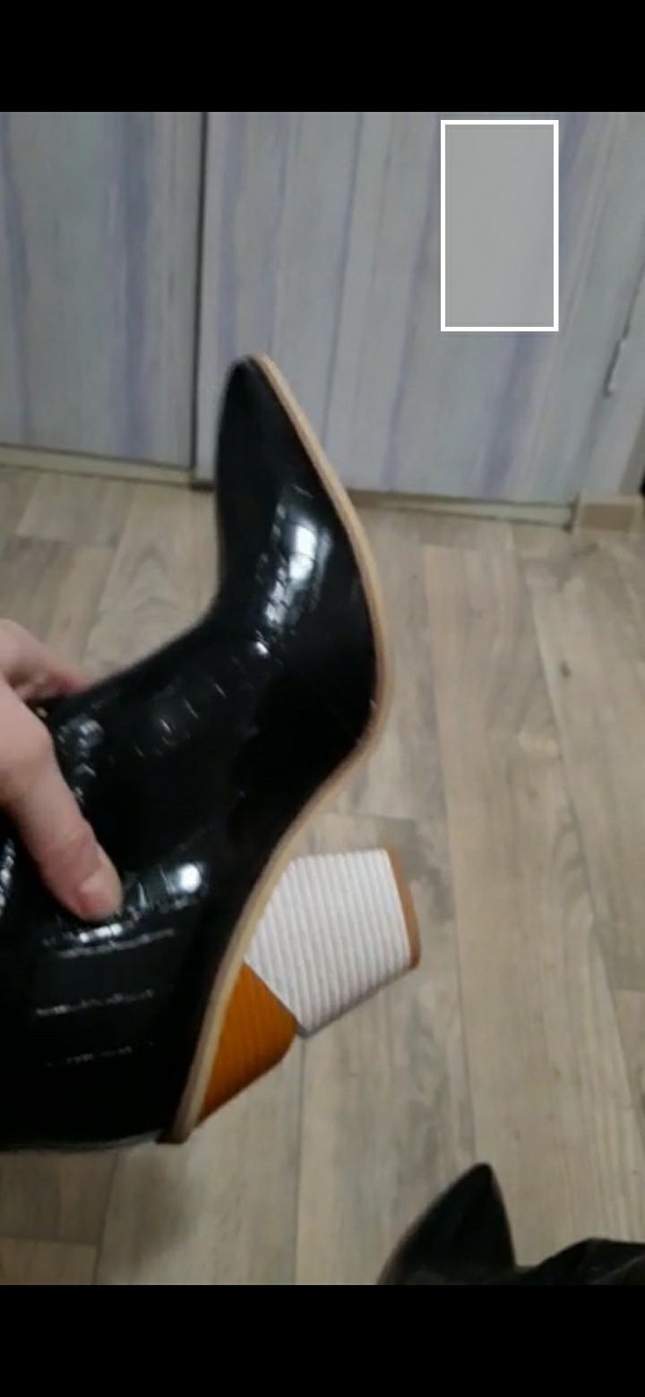 Продам новые весенние сапоги из эко кожи.