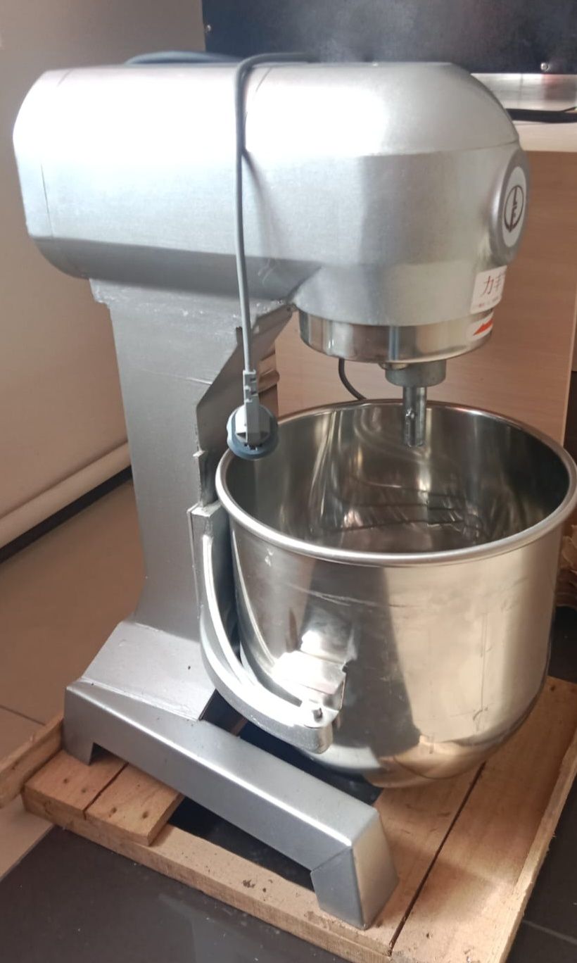 Срочна продам миксер, тестомес 30л 220 В