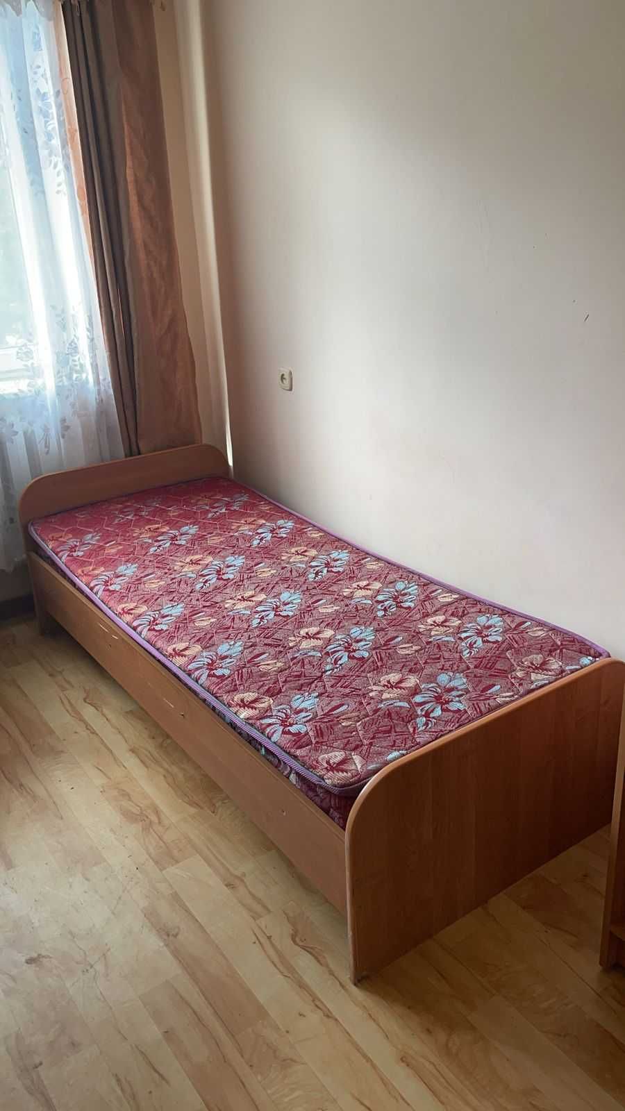 Продаю 1-сп, 1,5-сп кровати, пружинные и ватные матрасы б/у