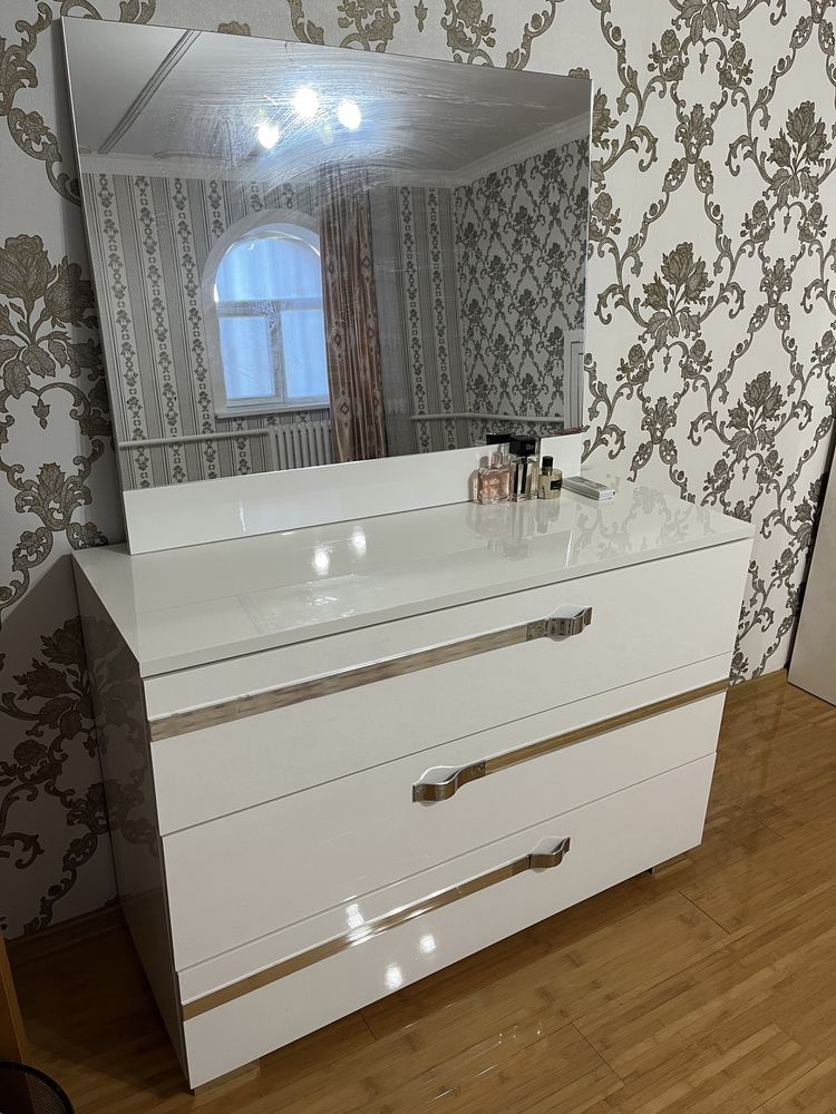 Продам срочно спальный горнитур, в очень хорошем состоянии!