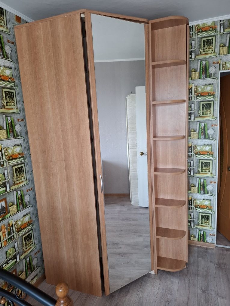 Продам шкаф угловой