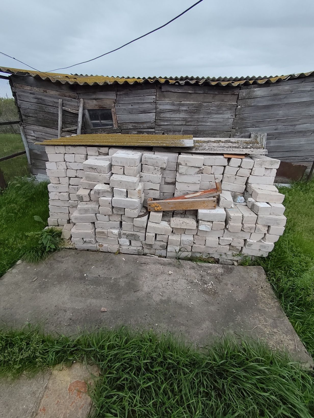 Продам кирпичрпич Б/У  находится д.Кондратовка,