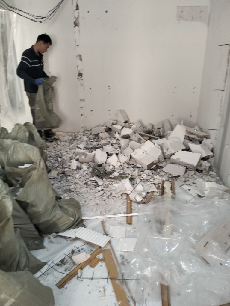 Демонтаж стен, перегородок и кафеля, уборка вывоз мусора