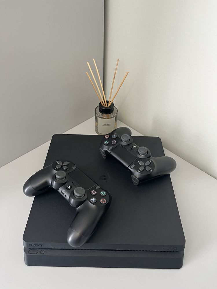 PlayStation 4 (2022) года + 3 игры в подарок