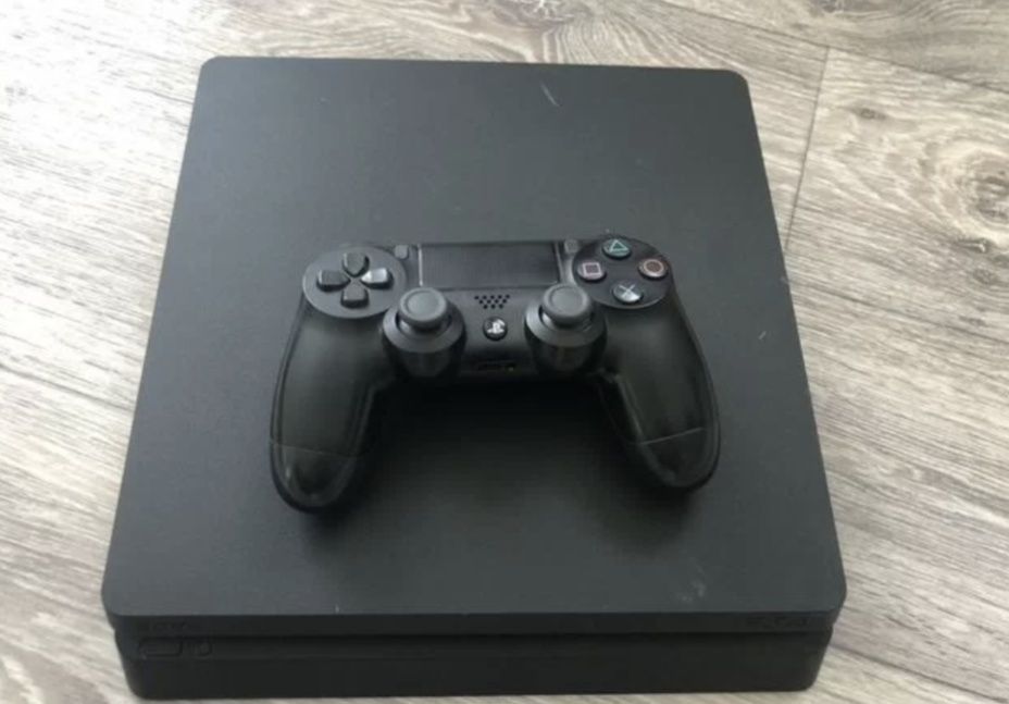 Playstation 4 slim в хорошем состоянии