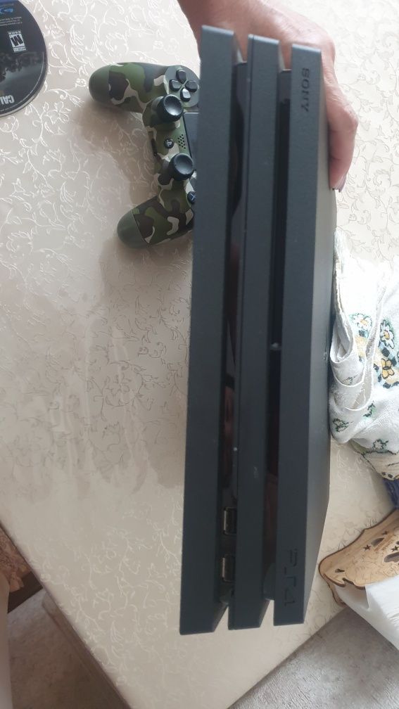 продам Playstation4 pro на 850 gigabyte