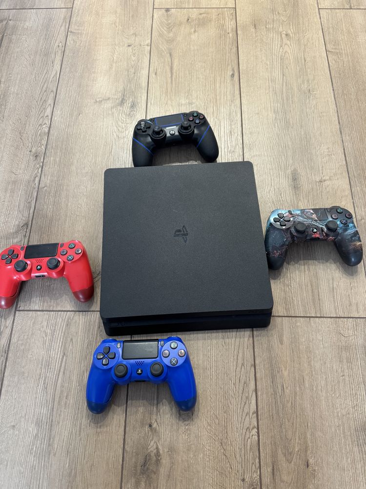 PlayStation 4 Slim 1 TB + 4 геймпада