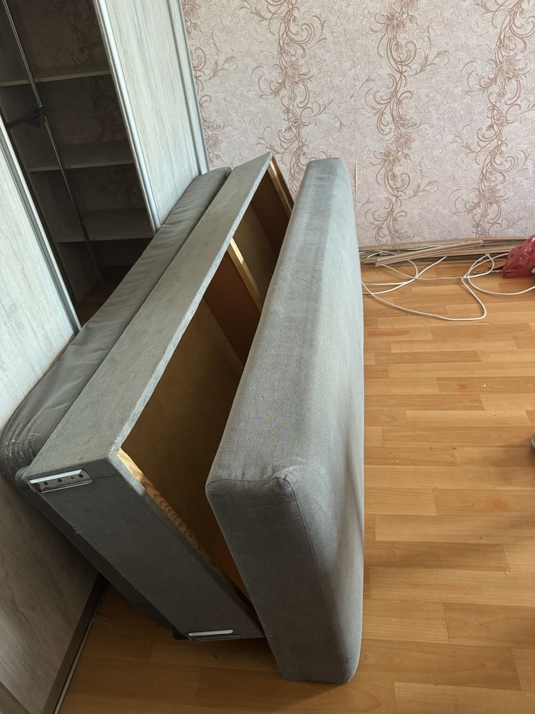 Продам диван серый