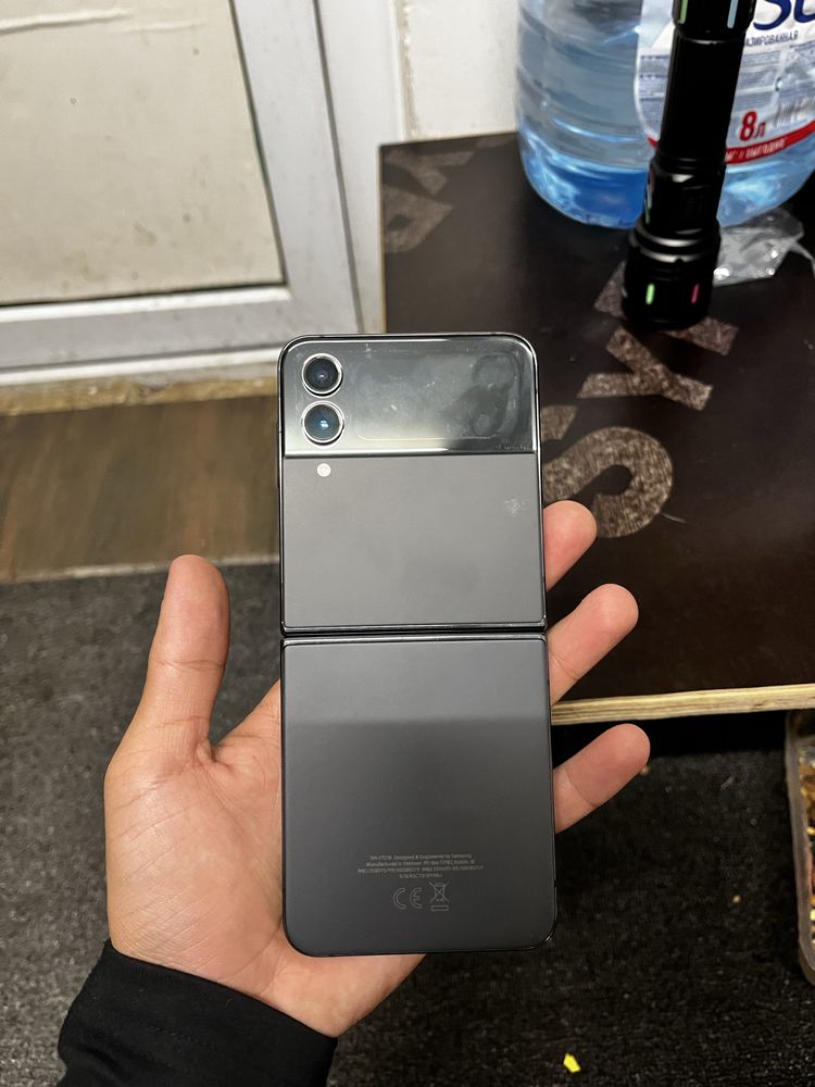 Прадаеться телефон Z flip 4