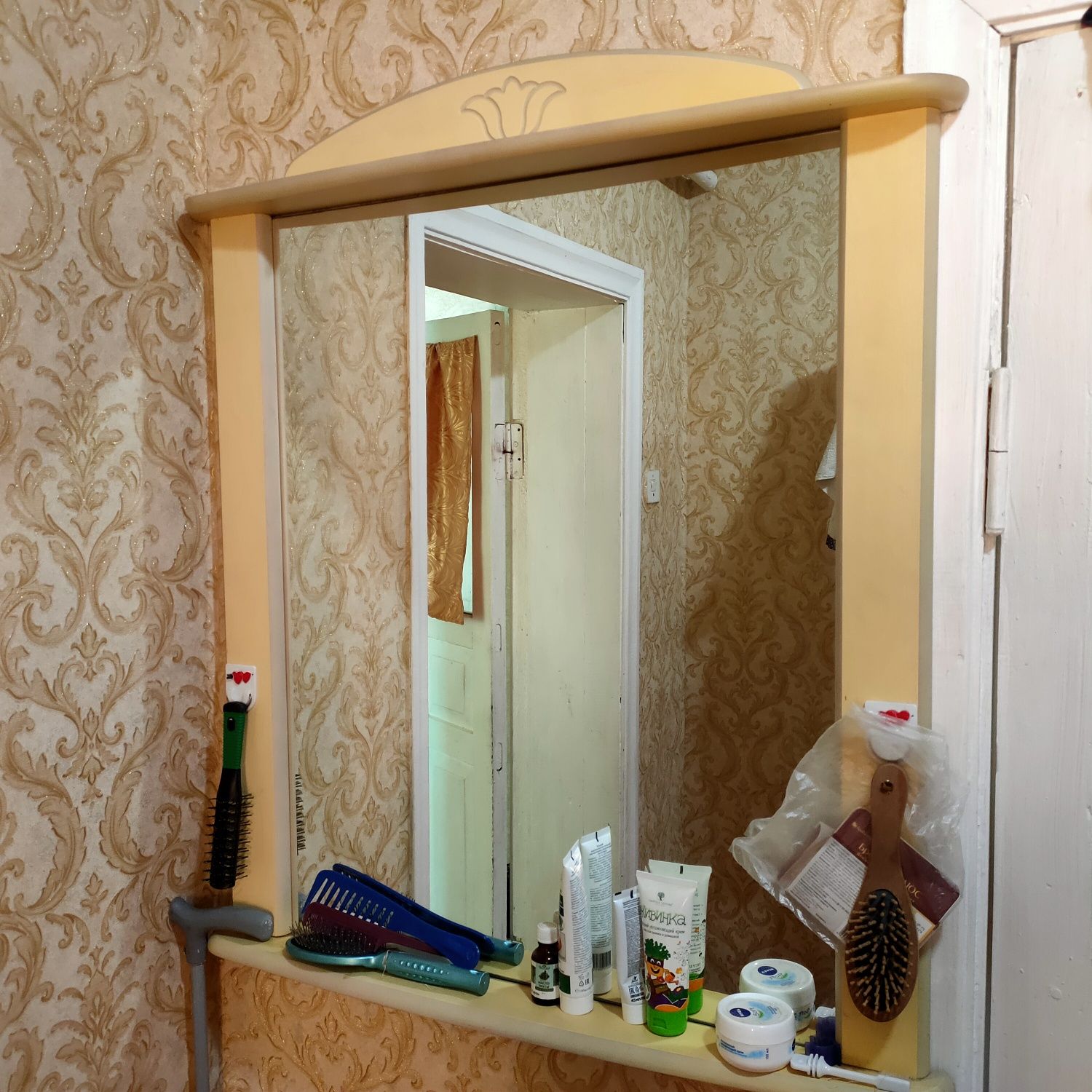 Продается спальный гарнитур в хорошем состоянии бежевого цвета.