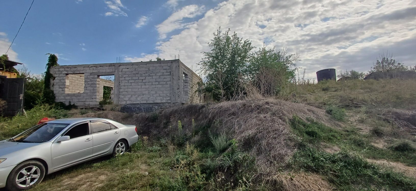 Продам  участок с недостроенным домом