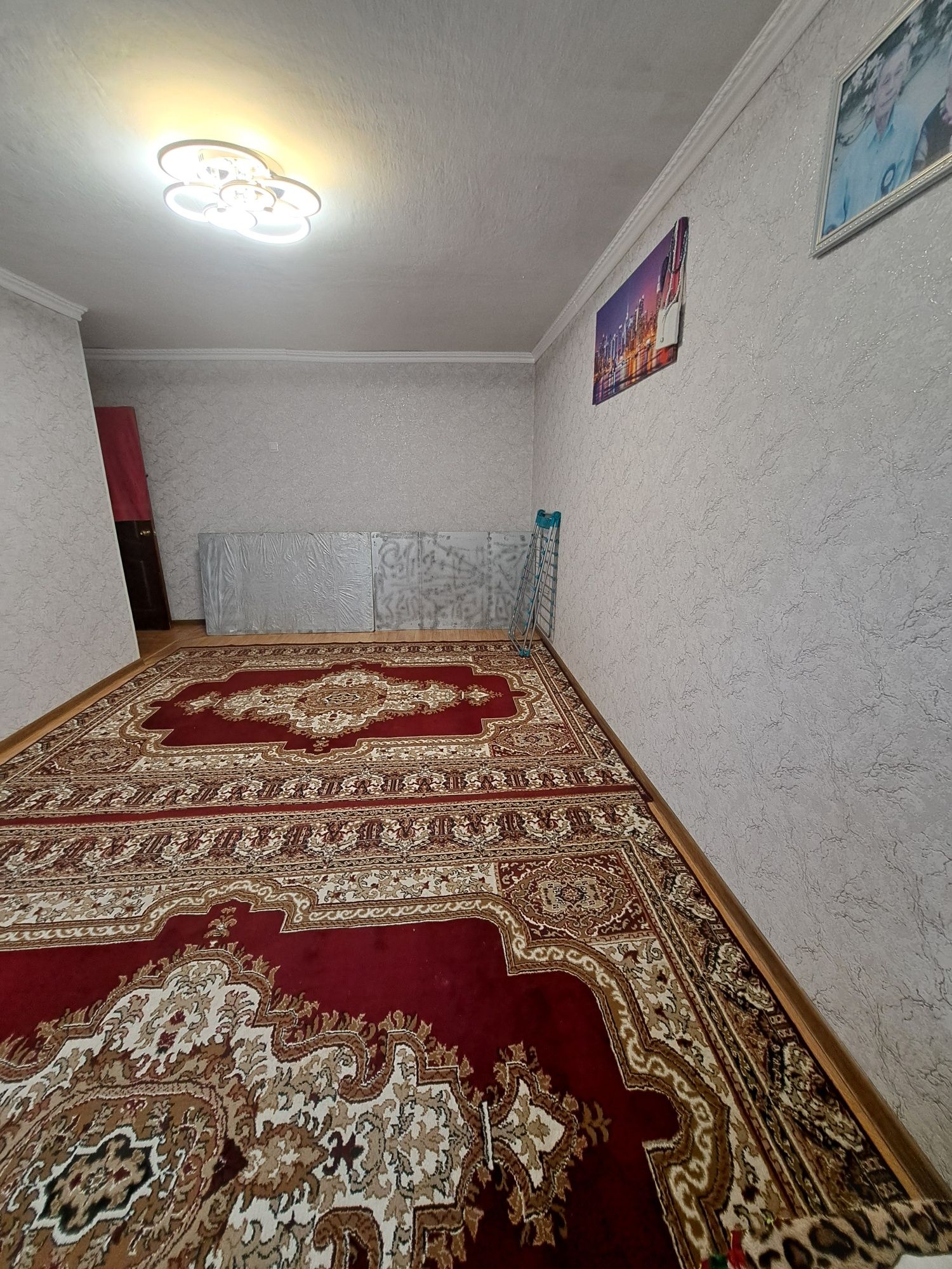 Продаём двухкомнатную квартиру возле "Пассажа "