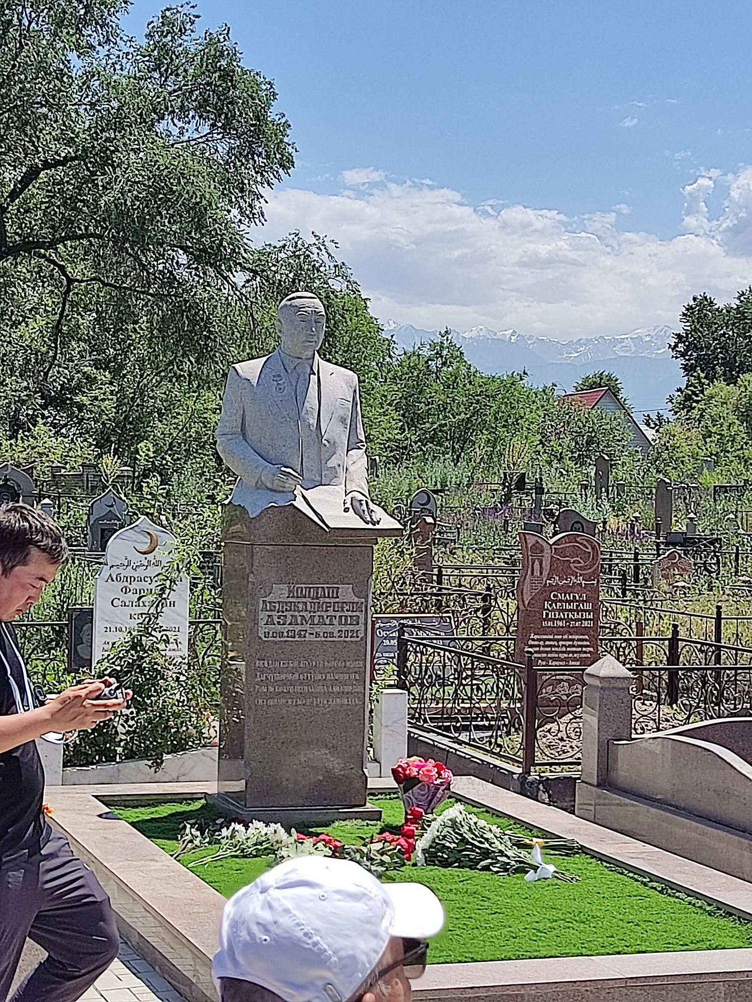 Памятники, мемореалы, мазары, ограждения