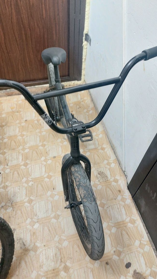 Велосипед BMX в хорошем состоянии