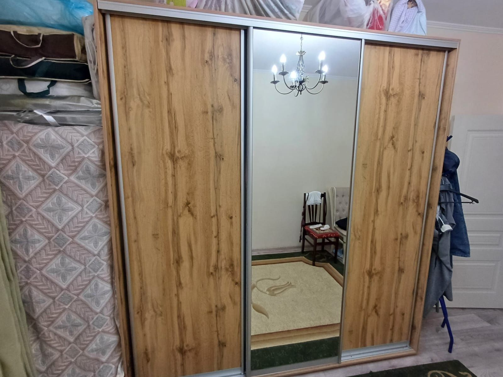 Продается  шифонер  раздвижными дверями  , прихожая,  кухонный г8арнит
