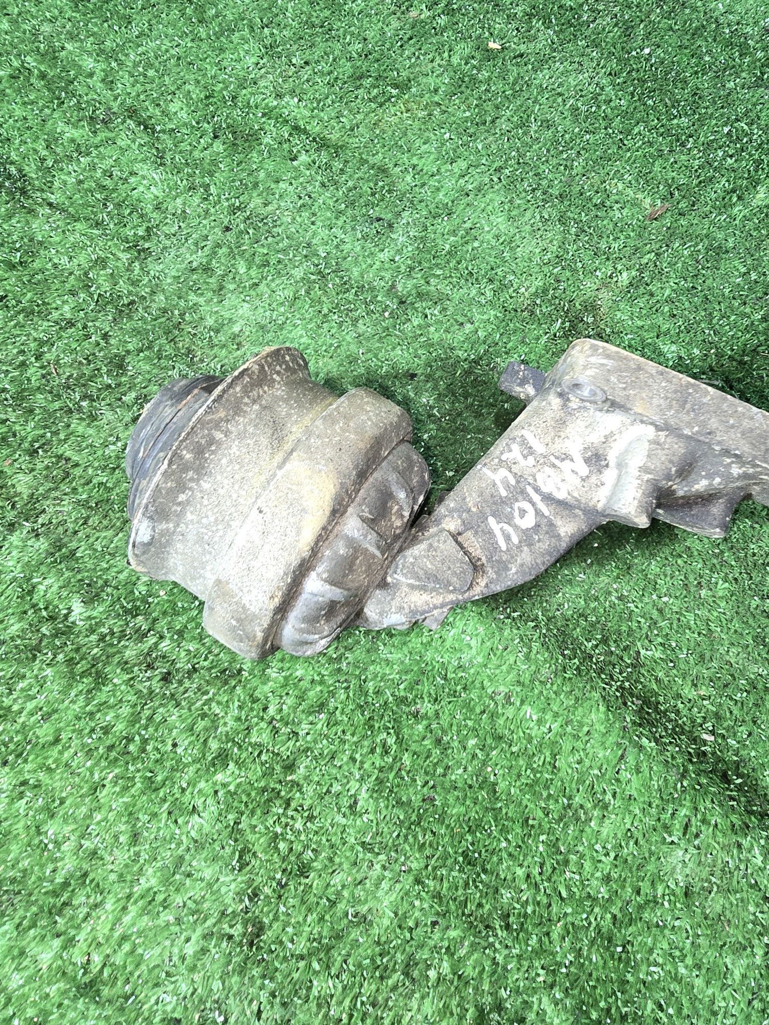 Подушка опора двигателя мерседес мерс 104 Mercedes e280 e320 c280 124