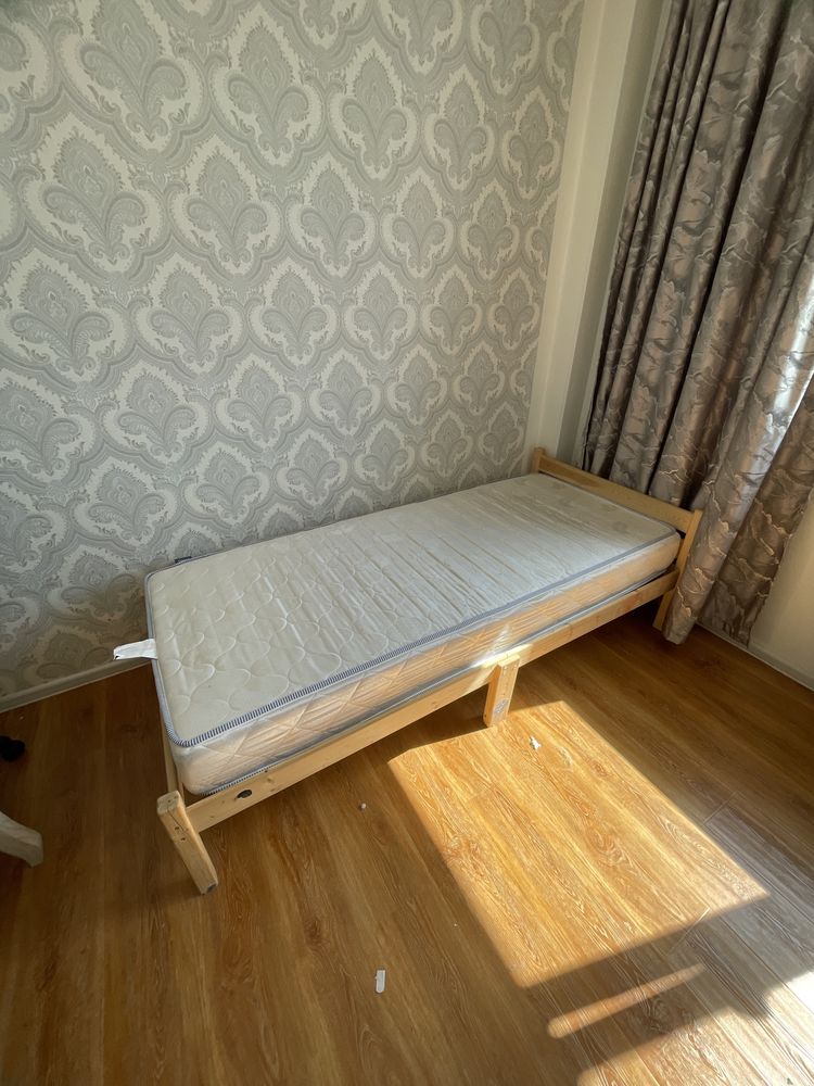 Кровать с матрасом 90*200