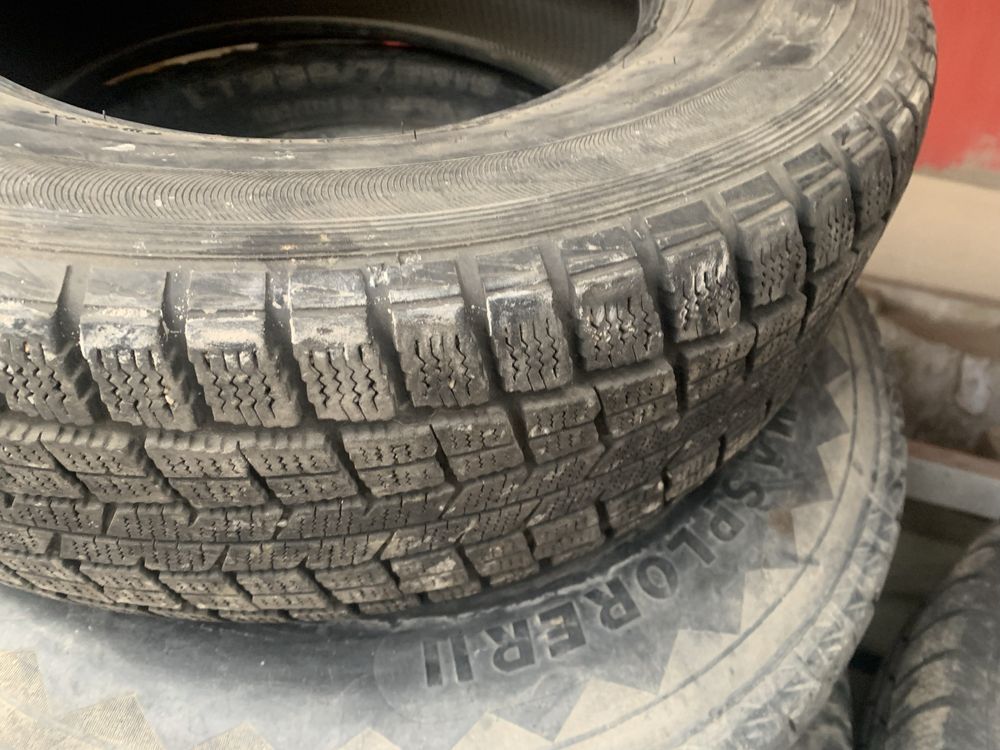 Срочно шины всесезонки 215/70/15 одна, 235/75/15 две в хорошем состоян
