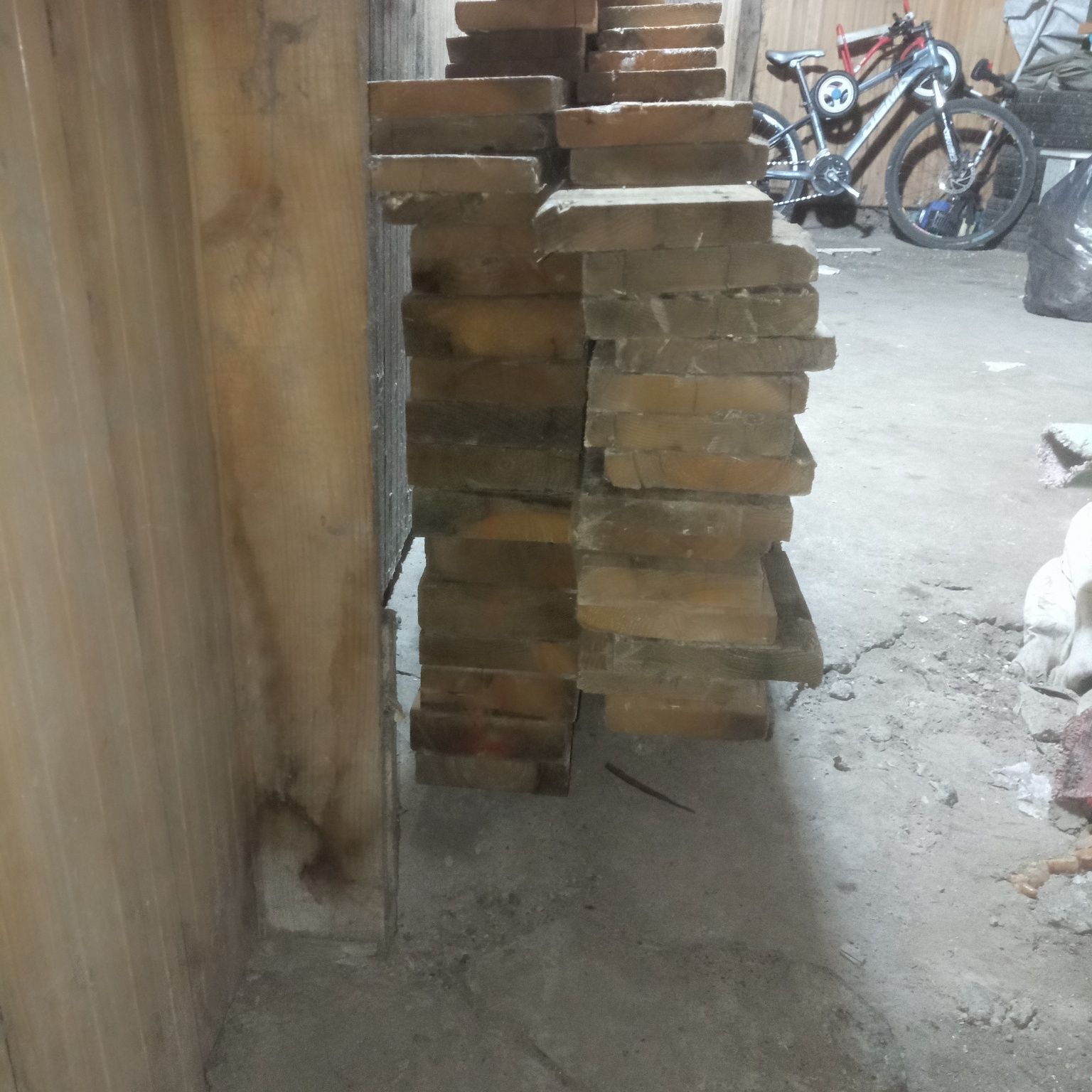Продам б/у Доски на стройку дл- 3х30, ширина- 12,13.   Штука ПО  1000