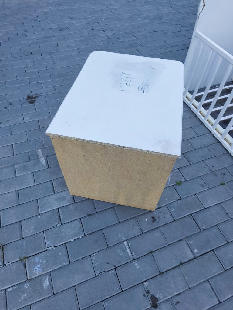 Тумочка и кровать