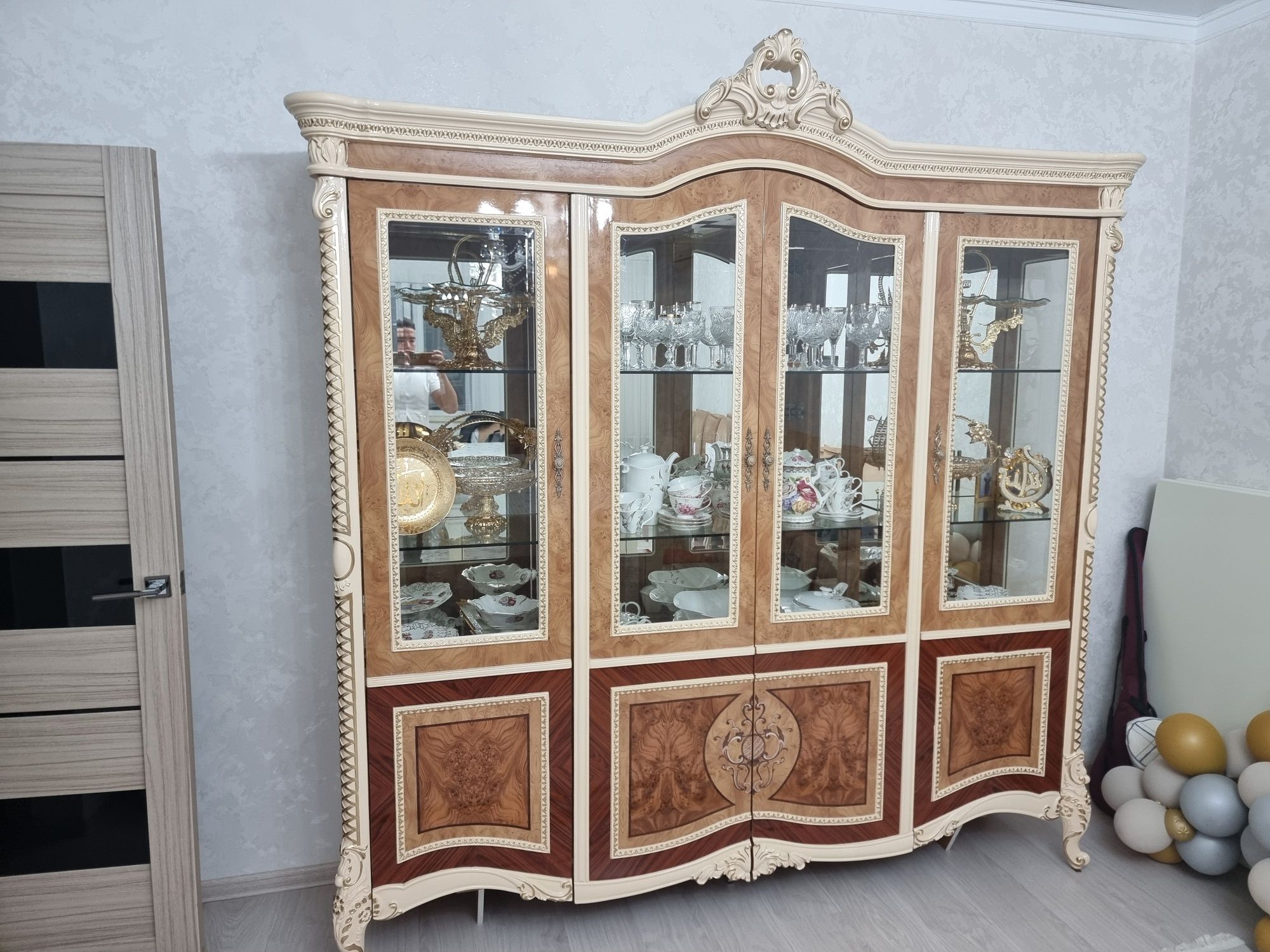 Продаётся сервант