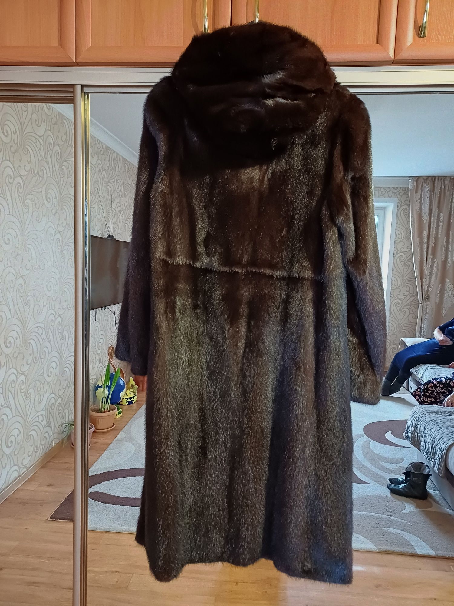 Продам норковую шубу в отличном состоянии, размер 46, длина классика