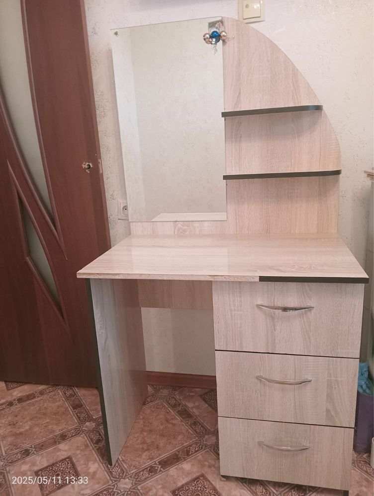 Трюмо с зеркалом