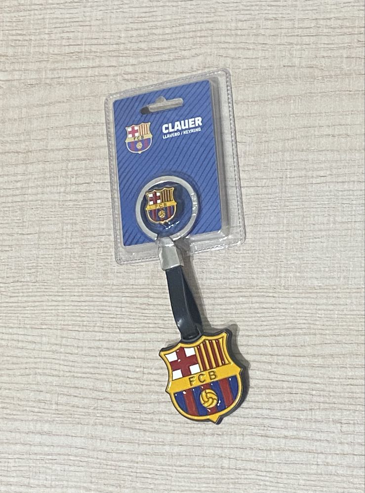 Оригинальные брелок и значок FC Barcelona