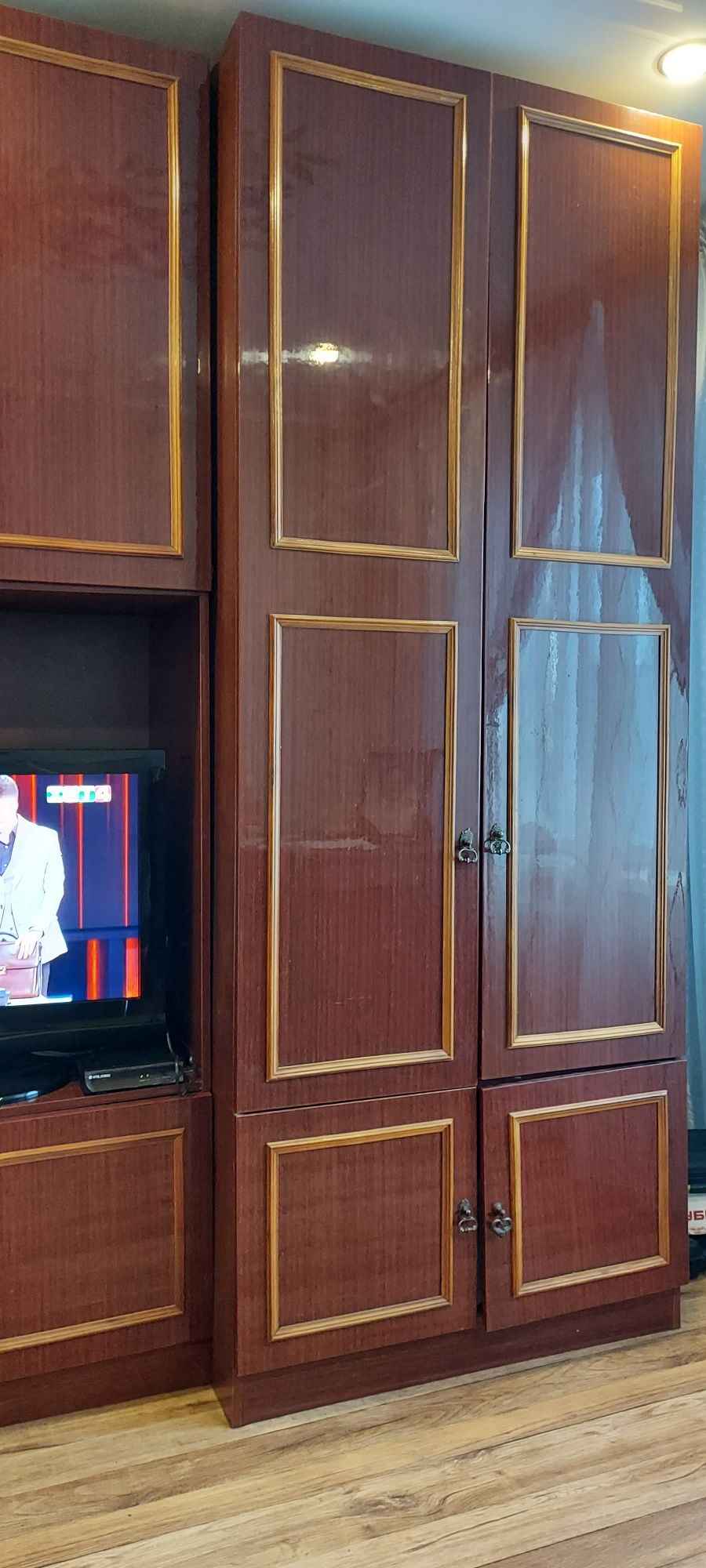 ОТДАМ стенку в зал б/у