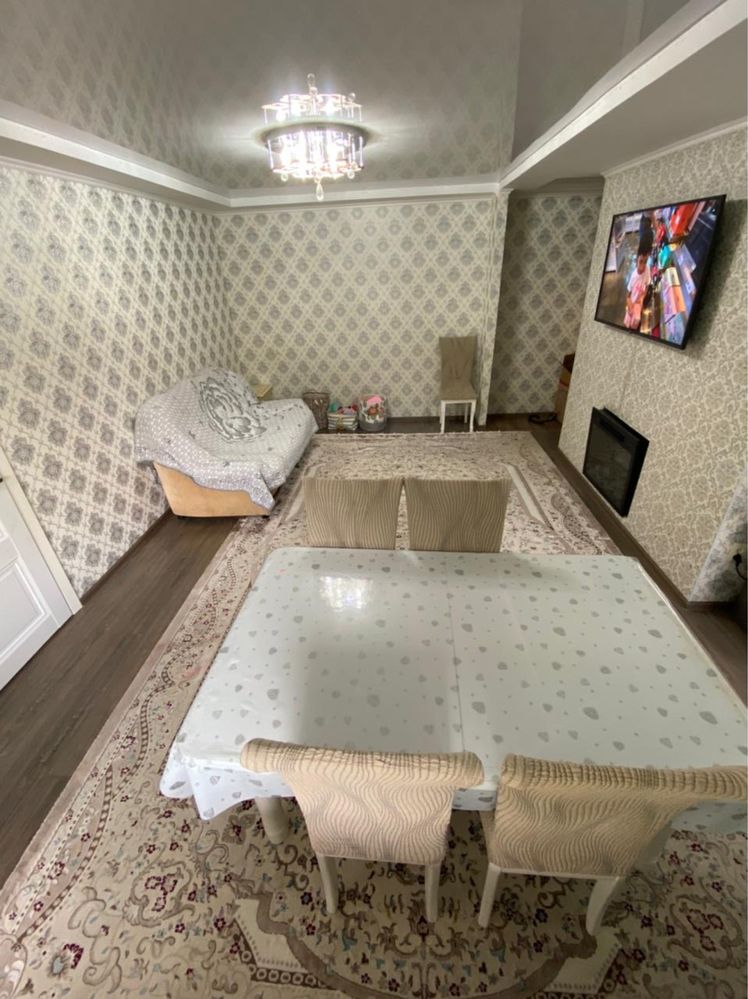 Продам 2 комнатное квартиру в центре города светлый уютное квартира