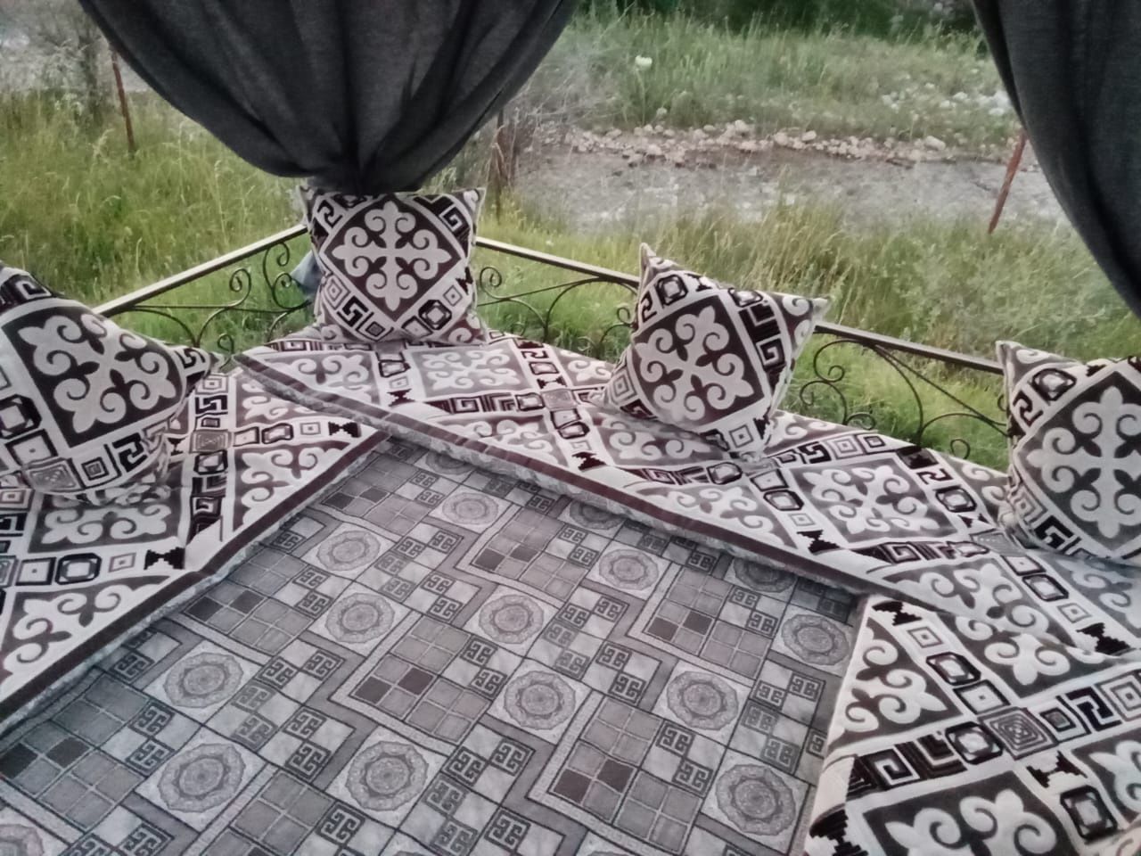 Тапчаны вдоль речки