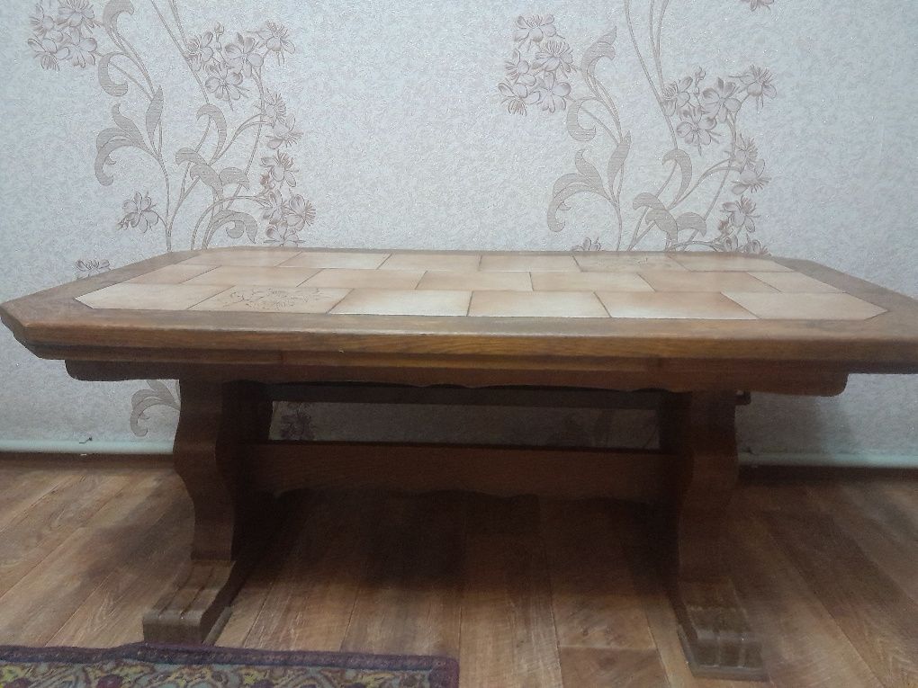Продам стол, материал дерево, отличное состояние.