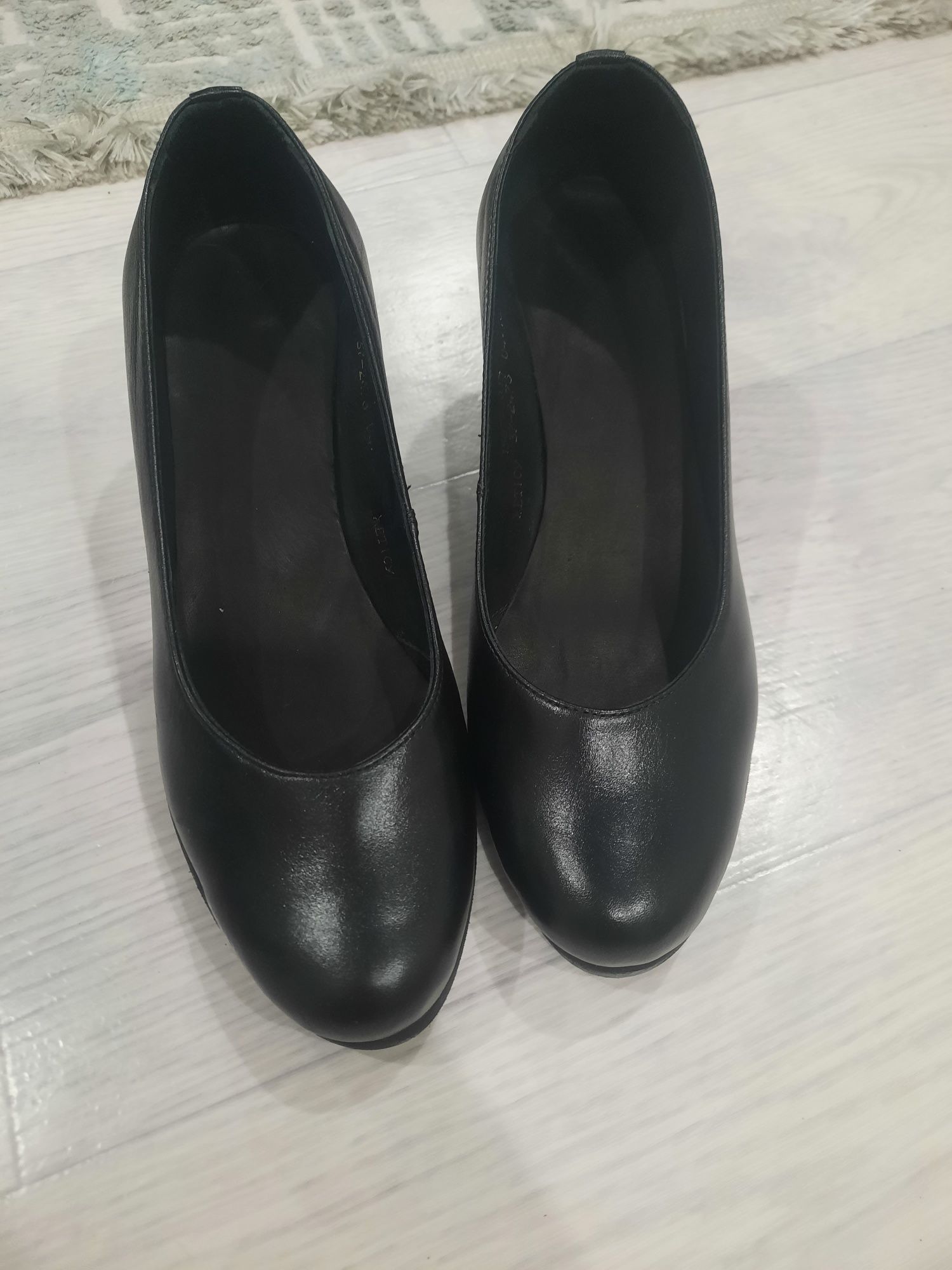 Продам женские новые туфли