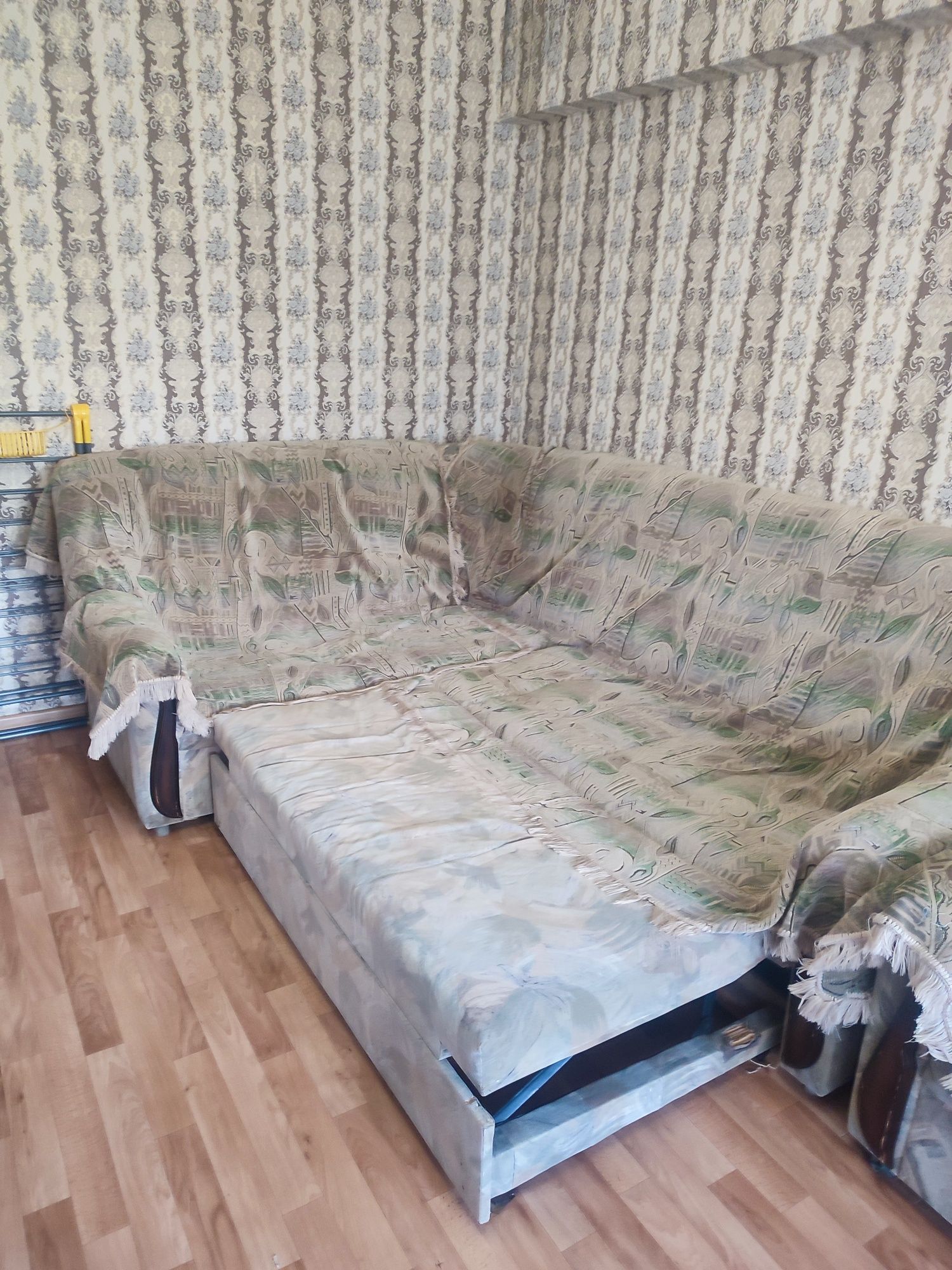 Срочна продам диван и кресло б/у. Цена договорная.