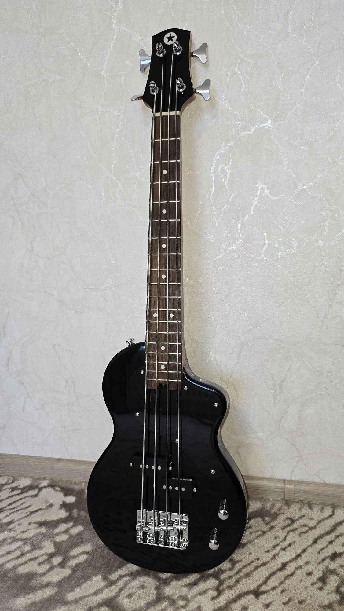 Мини бас гитара Blackstar Carry on
