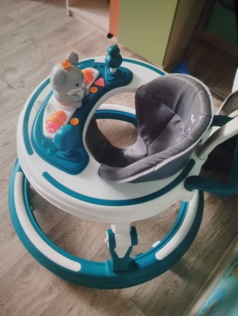 Продам коляску и ходунки детские.