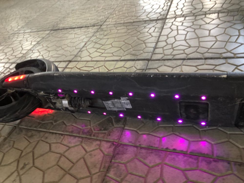 Продам электросамокат с LED-подсветкой и Bluetooth-управлением