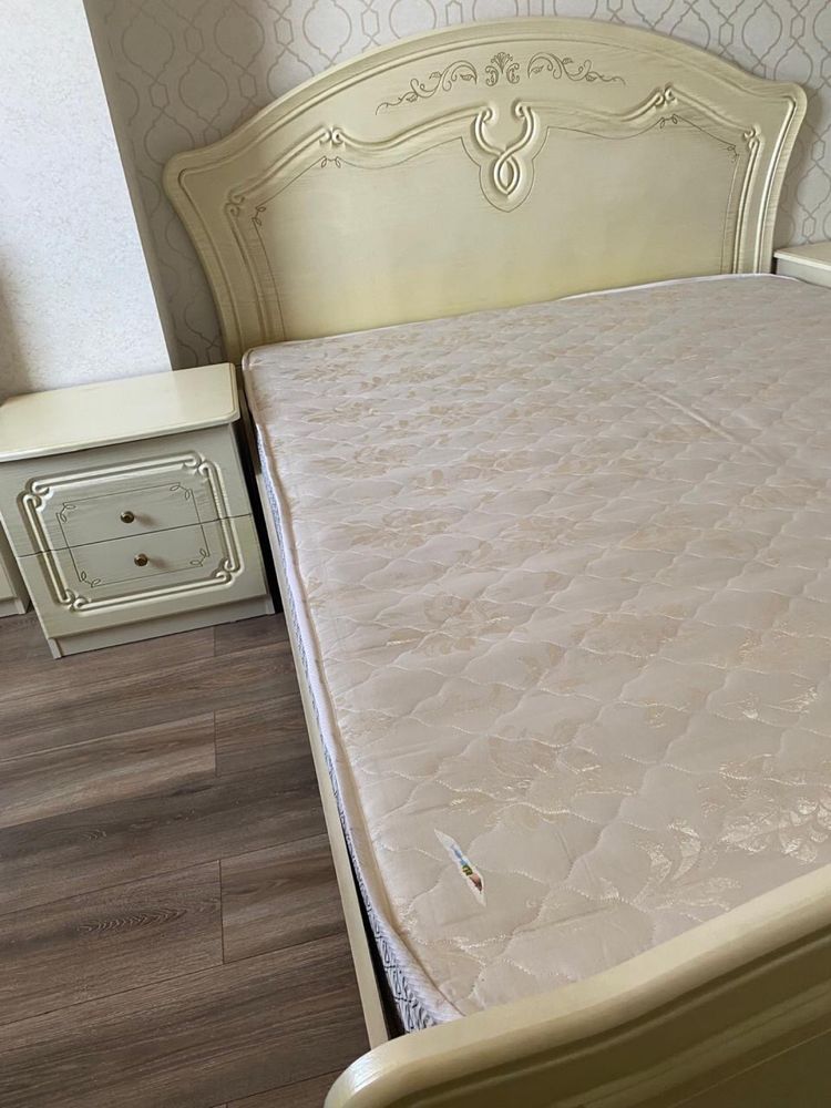 Продается б/у кровать с тумбочками