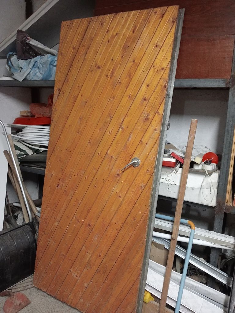 Продам металлическую дверь