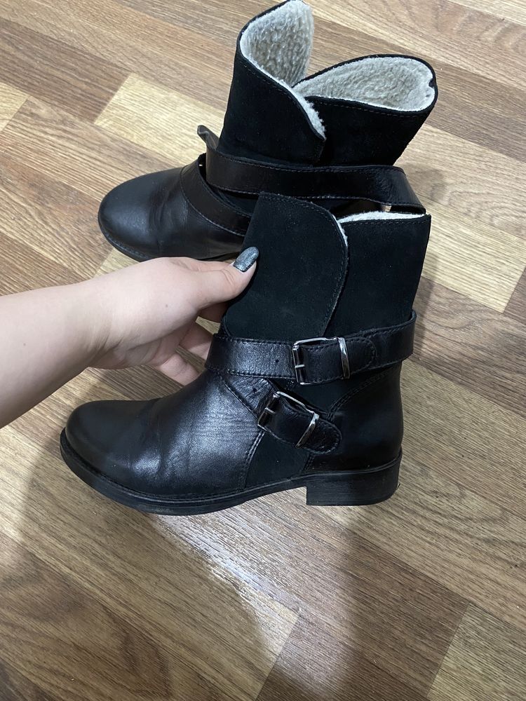 Продам зимние две пары сапожек