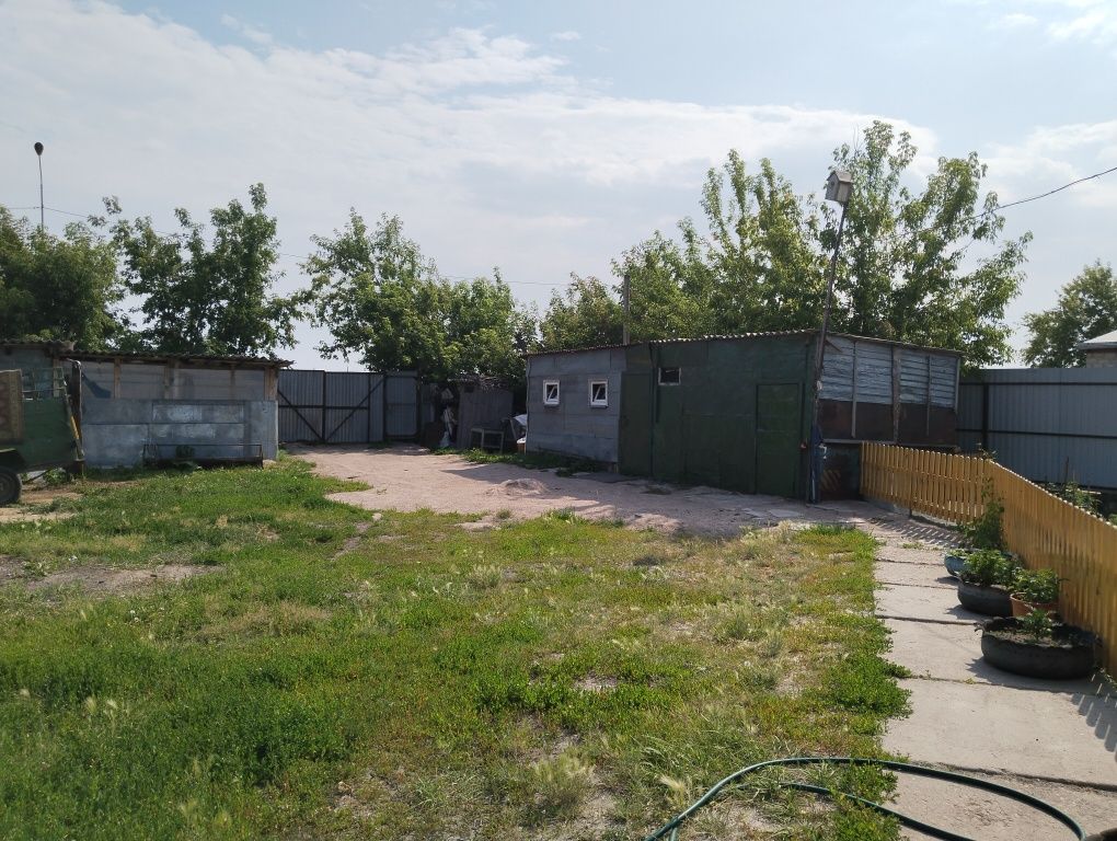 Дом мансардой находится в городе срочно