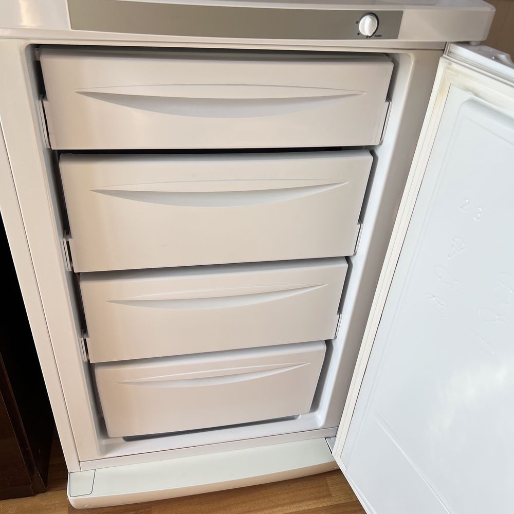 Продам морозильник Indesit SFR 100